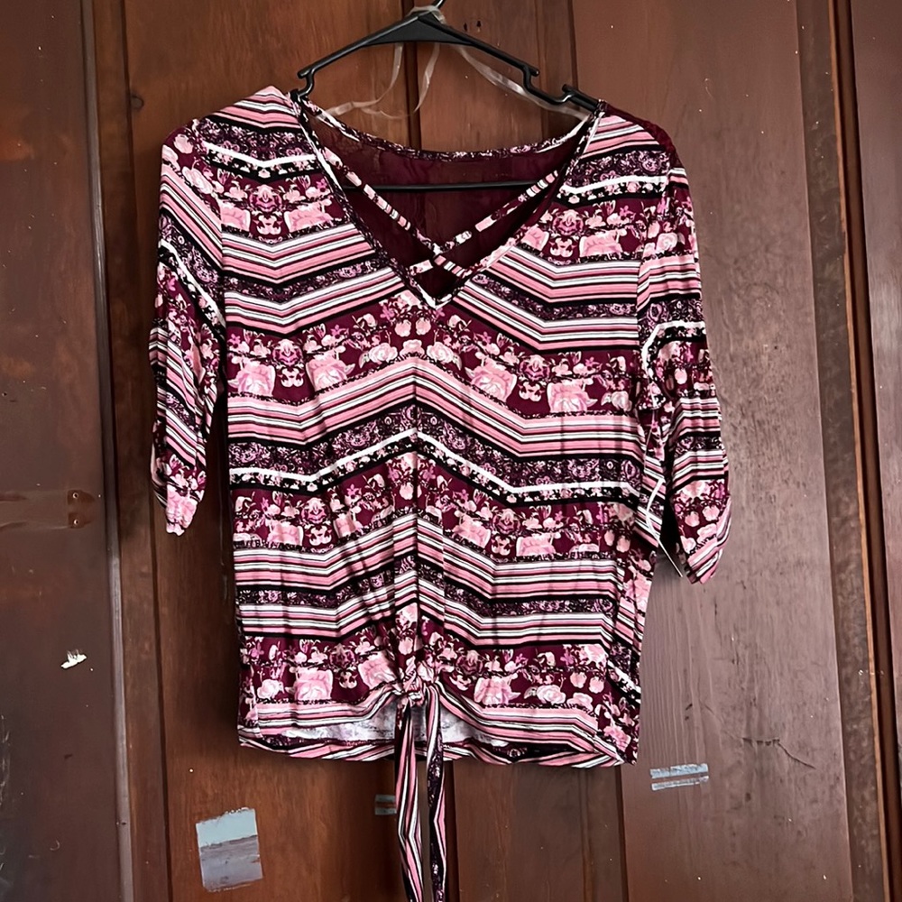 No Boundaries brand Floral Pattern Top